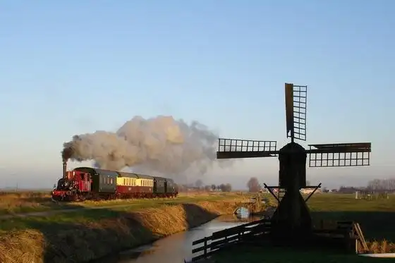 Stoomtram met molen